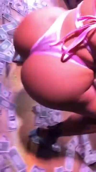 Stage fully loaded 🍑🍑🍑