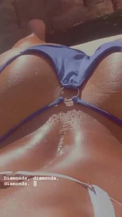 Showing that 🍑 off