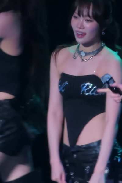 LE SSERAFIM - Yunjin and Chaewon