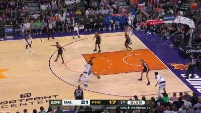 [Highlight] Luka Doncic making it look easy in the paint as he draws ooh and aahs from the Phoenix crowd