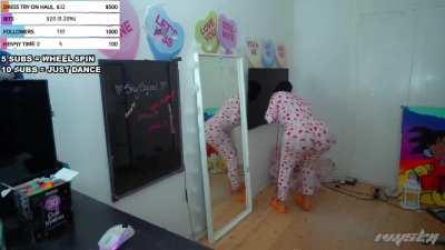 he does it just for us 💦🍑🔥