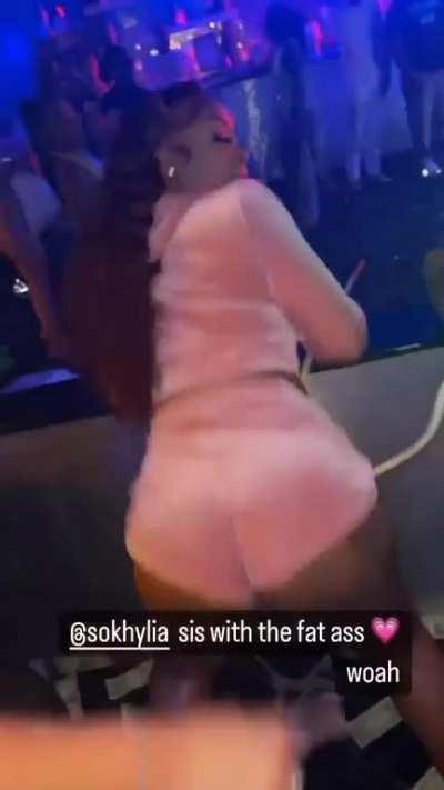 Khyliaa twerking