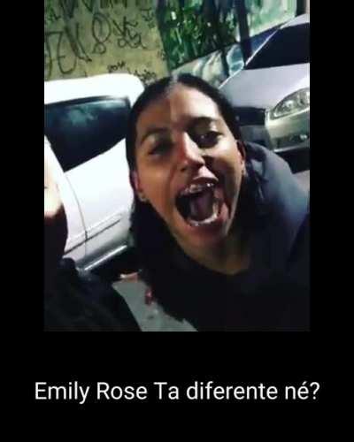 Puta merda olha o naipe dessa mina