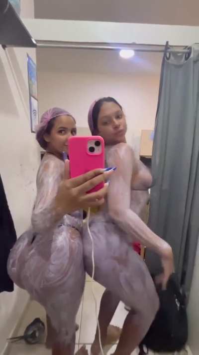 Putinhas pronta pra pegar um bronze artificial