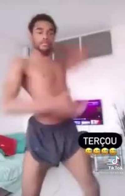 ele consegue chupar o próprio pau?