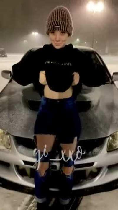 Car girls do it better 😜