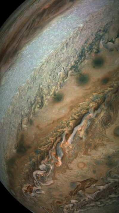 Jupiter flyby footage from NASA's Juno probe