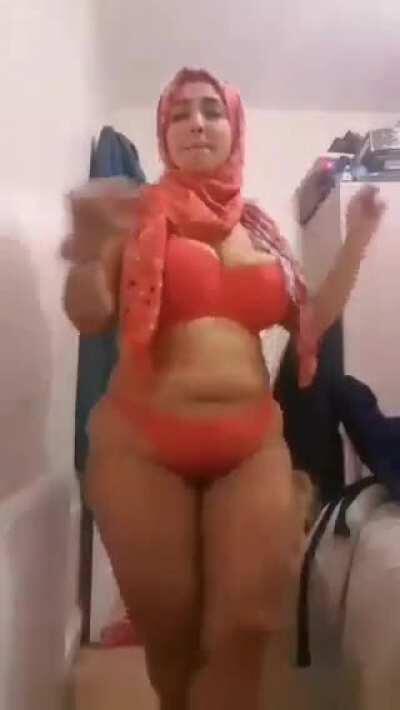 Hijabi BBW Stripping in Bedroom 🧕🏻💃🏻🤳