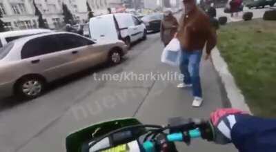 Дед сбил байкера пакетом