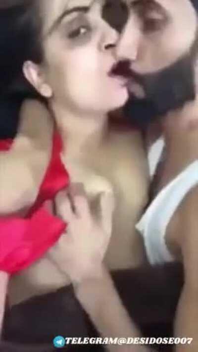 Rare/Unseen High Profile Gorgeous Pakistani Milf Enjoying With Her Security Guard [ Never Seen Before ] !! { LINK IN COMMENTS }