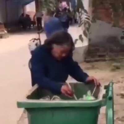 拜登的反华经费又到账了,这下又有恨国党要黑脱贫了