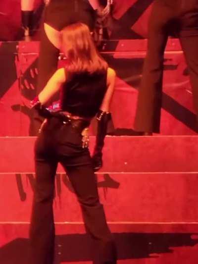 Look at those asses 🤤