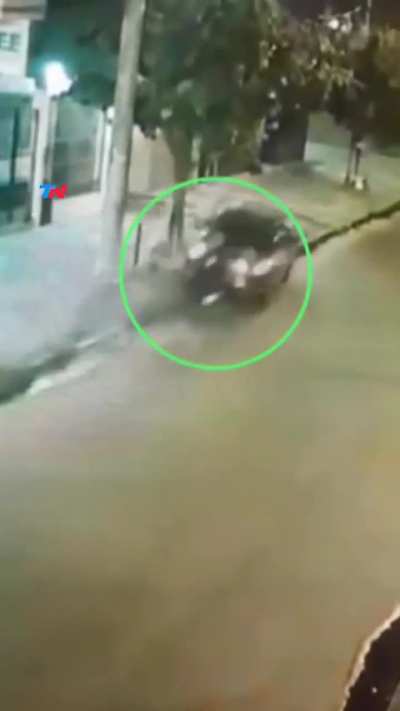 Un chofer de UBER, para evitar el robo, se tiró del auto en movimiento