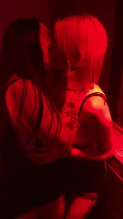 Found a cute blonde at the club😏