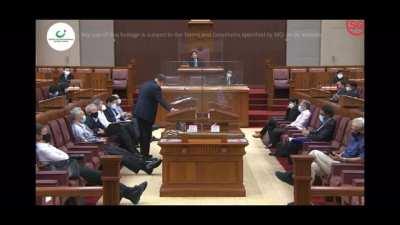 Vivian Balakrishnan can be heard mocking Leong Mun Wai during the parliamentary session. 