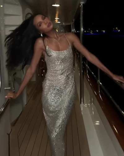 Shiny dress - in motion