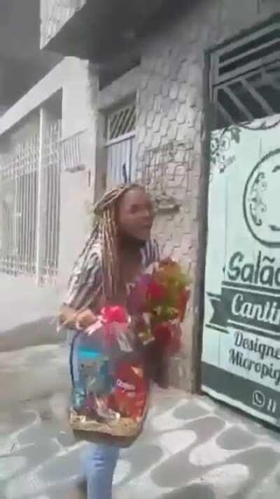 motoboy entregando felicidade