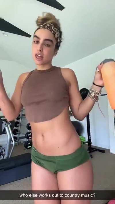 Sommer | 'who else works out to country music'| Snapchat | September 2023