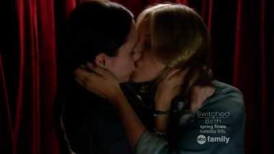 Haley Ramm & Gracie Dzienny (Chasing Life - s01e19 #Scene03)