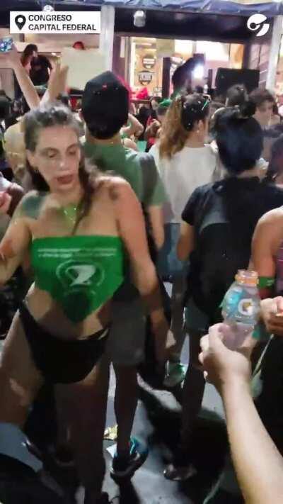 Fiesta electrónica del lado verde para pedir que #QueSeaLey la votación en el Senado.