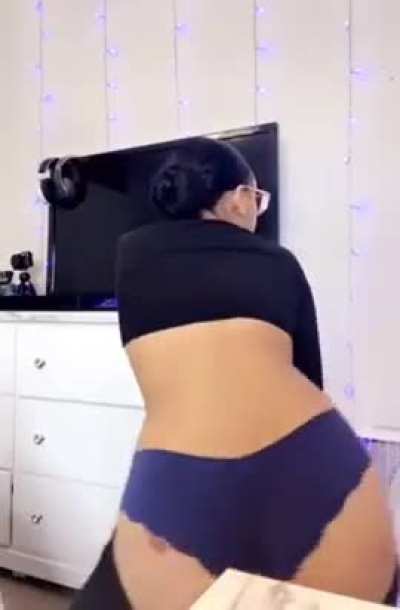 Lil sum sum before work 🍑🤪