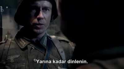 dizi adı unsere mütter unsere vater izleyin beyler çok iyi dizi ww2yi almanların gözünden anlatıyor. alttaki sahnede bana göre dizinin en etkileyici sahnesi