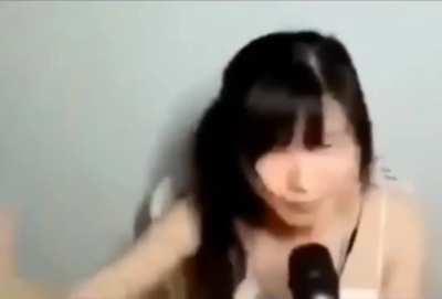 Beautiful singing voice of a young beautiful Asian girl 😊 (Heil Spez)
