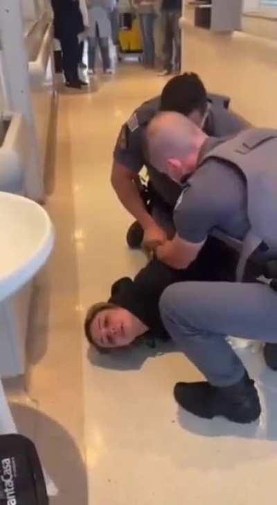 Advogada patricinha surtando ao receber voz de prisão, hilário.