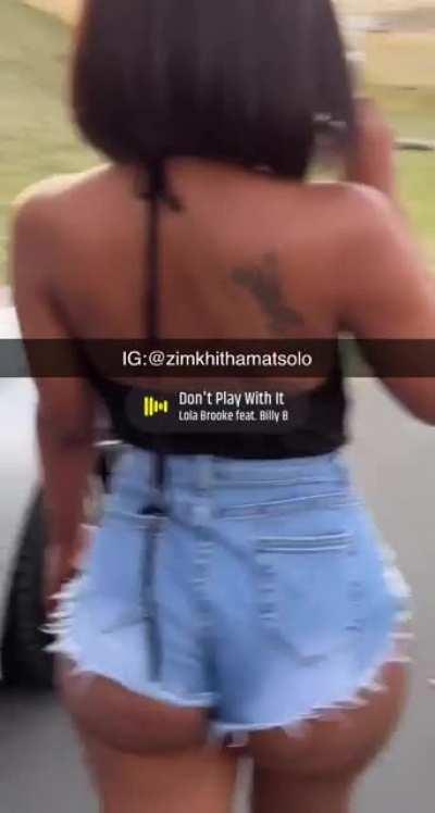 She tiny with a natural phat ass🥲