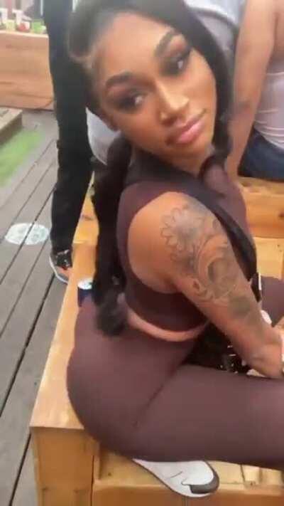 She know what she be doing 😍😂