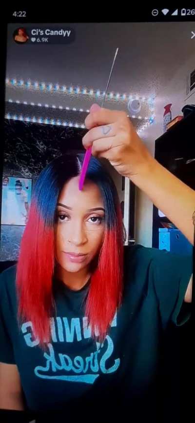 her black and red hair is so hot while she's looking at the camera.🥥🥥🥥🥰🥰🥰🍭🍭🍭