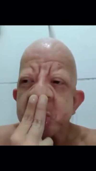 macaco fumando cigarro