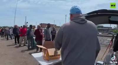 A person freaks out at a guy who's trying to feed the homeless.