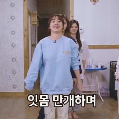 210205 - Jihyo big smile