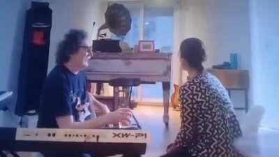 Charly mostrando su piano steinway
