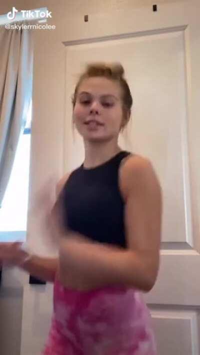 @skylerrnicolee - showing her bank