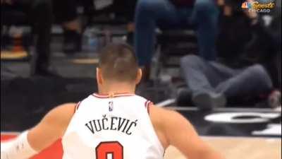 [Highlight] Fire Nagy chant breaks out in the United Center