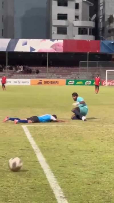 Goleiro: entrou na área em pé não fica