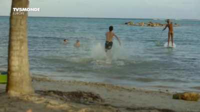 Margaux Laplace, Cannelle Carré-Cassaigne, others - Fais pas ci, fais pas ça S07E02 (FR2014) (1/2) - Charlotte, Eliott meet Minke again