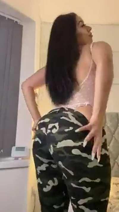 Thick Babe Stripteasing