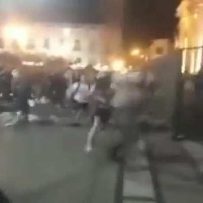 [SALTA] Un tipo agrede a una mina en el 8M y termina contra la reja