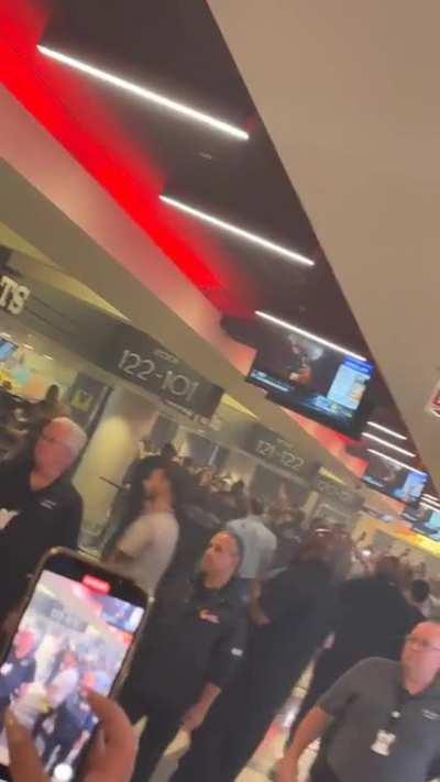 Drake just walked through the main entrance to the United Center