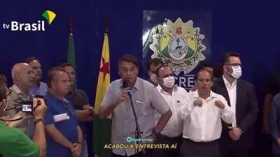 Presidente Jair Bolsonaro com uma resposta altiva a pergunta de um jornalista a respeito do filho Flávio Bolsonaro