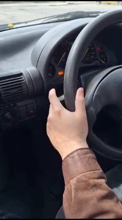 Salve, salve! Entusiastas automotivos do mundo inteiro têm feito paródias com o vídeo da loira e do Bentley. Decidi entrar na brincadeira também, fazendo uma filmagem com a minha boa e velha Corsa Wagon, hahahaha.