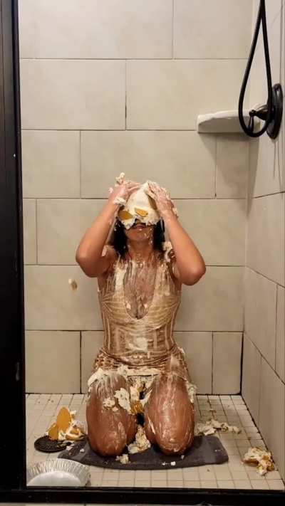 HAPPY NEW YEAR MY MESSY LOVERS!! I cant wait to see what 2025 has in store! One of my favorite new year dresses got covered in 20 pies!!! Video now available and new year special going!! Link in comments 🎉