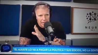 ¿Alguno sabe que le pasa en la cara en el segundo 0:29?