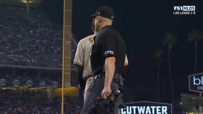 [Highlight] [Highlight] The Padres turn two and get out of a jam to remain in the lead.