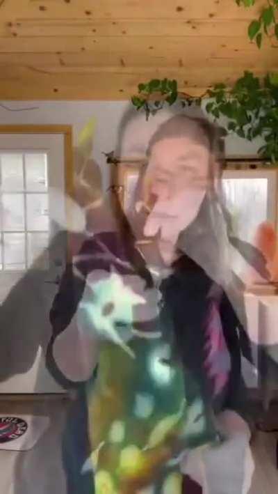 The way this dye pattern is being applied to the fabric