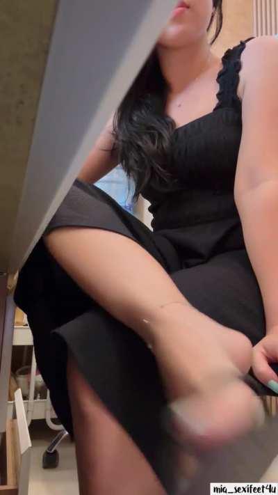 Black 🩴 with blue toes at work today ! You should be under my working desk to get a better look