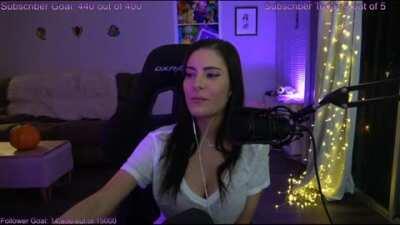 Lol she made people look for old pictures of her but remembered her nudes are out there then panicked